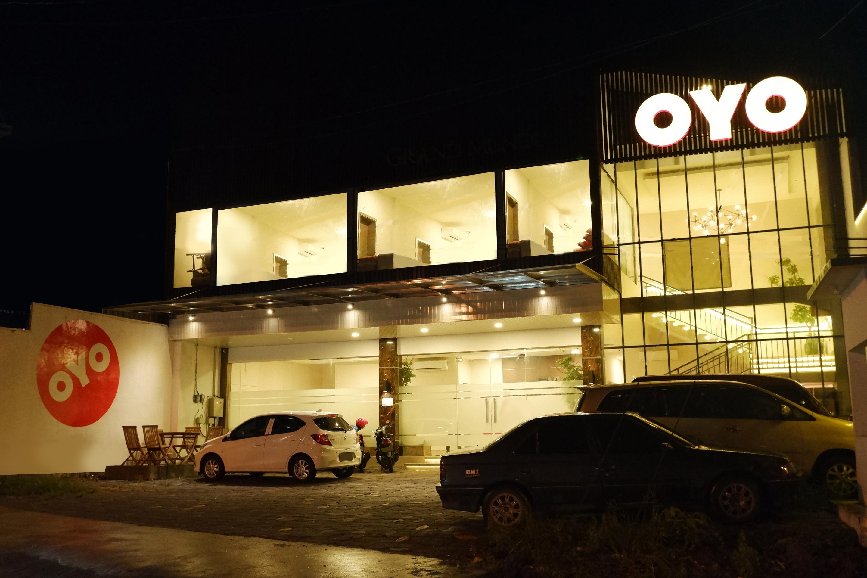 ホテル Oyo 379 Grand Mundu スマラン エクステリア 写真