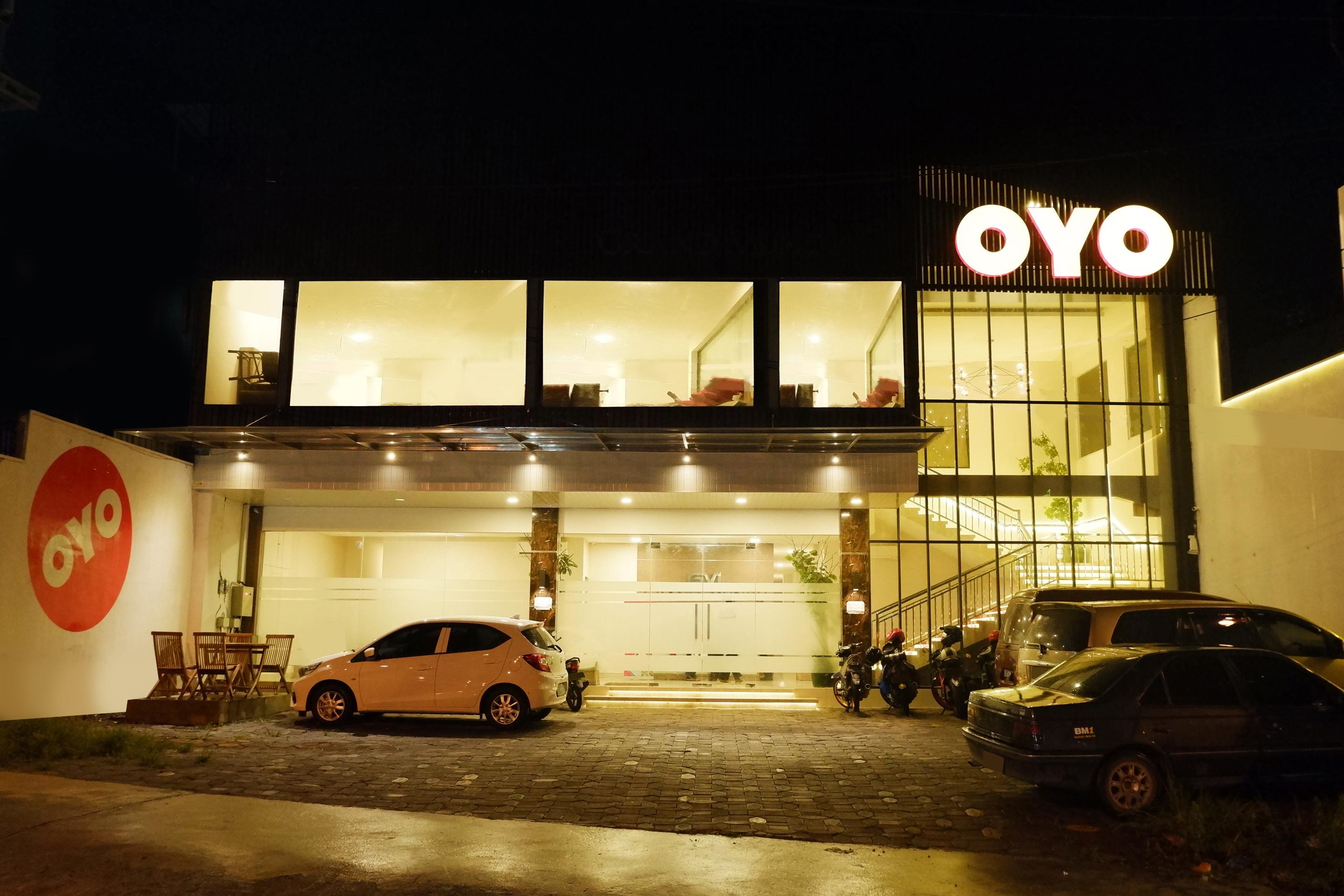 ホテル Oyo 379 Grand Mundu スマラン エクステリア 写真